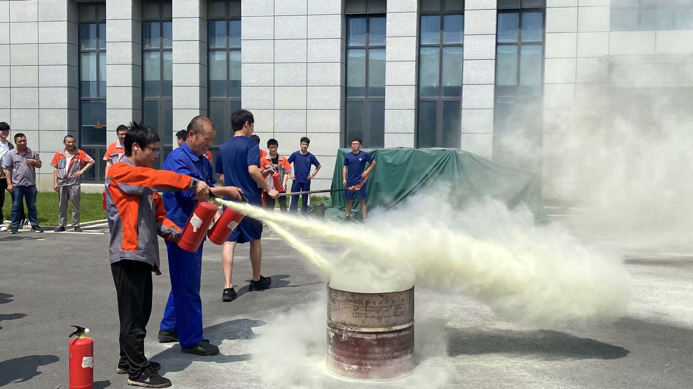 爭(zhēng)分奪秒，守護(hù)安全！新發(fā)現(xiàn)開展消防演習(xí)全力筑牢 “安全網(wǎng)”
