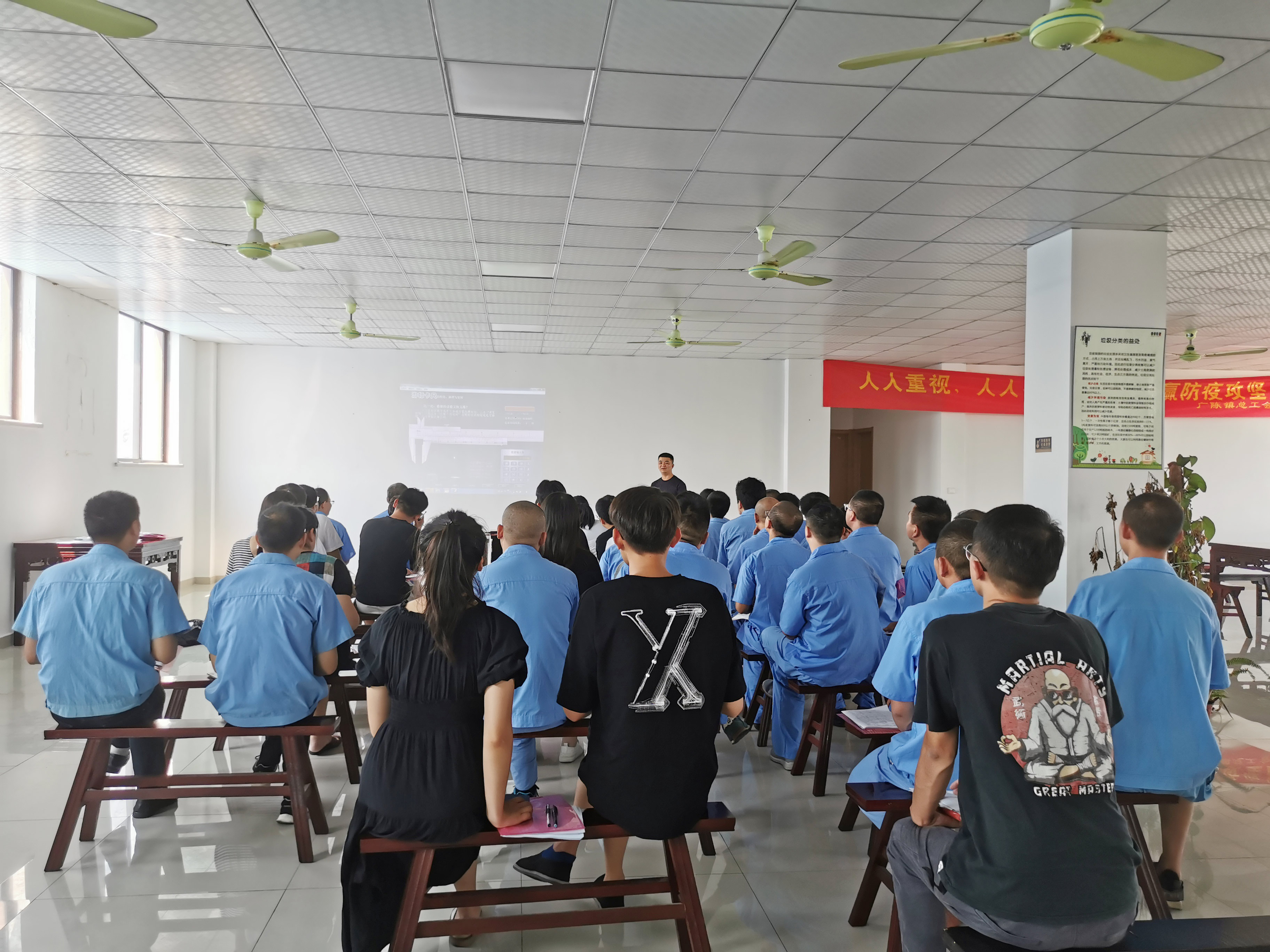 新發(fā)現(xiàn)組織員工參加中級鉗工知識培訓(xùn)，新知識get！